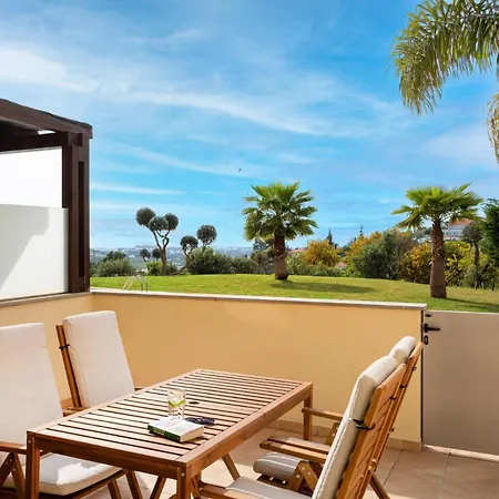 بيت ضيافة Poolside Family 3*