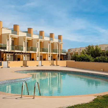 بيت ضيافة Poolside Family