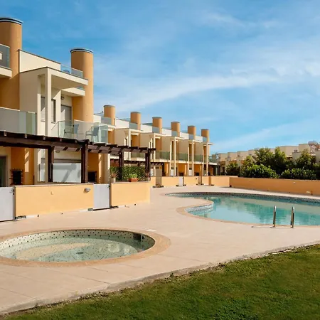 بيت ضيافة Poolside Family 3*
