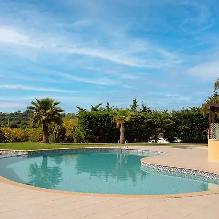 Poolside Family بيت ضيافة