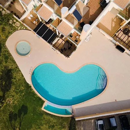 Poolside Family بيت ضيافة